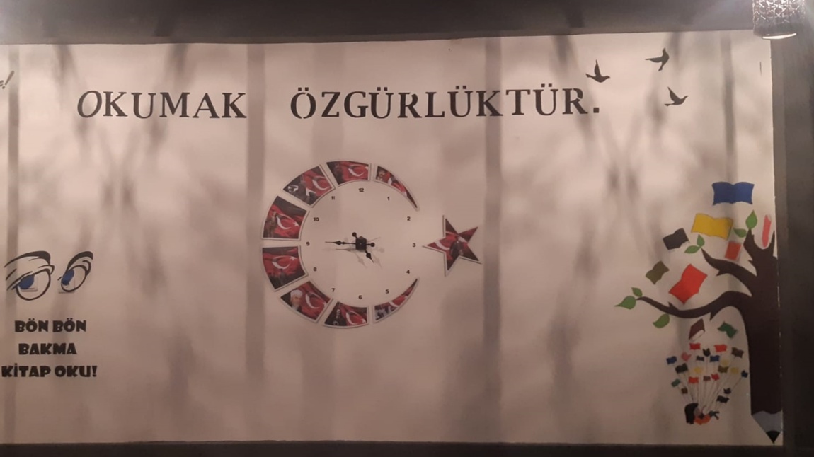 Öğretmenlerimizden okul kütüphanemize Türk bayrağı imzası!